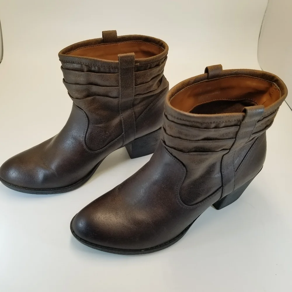 Arizona Jean Co Az Garber Womans Size 8 Brown Faux Leather Pull On Ankle Bootie